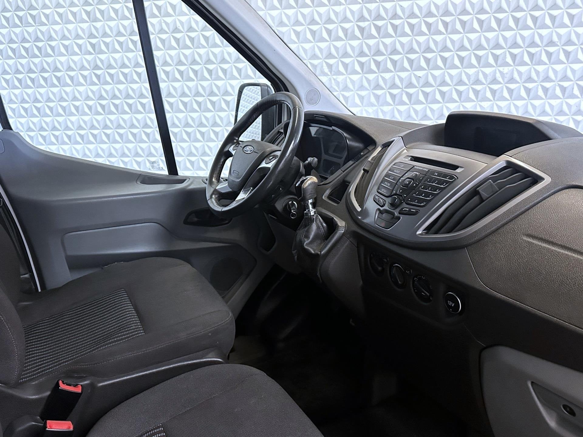 Ford Transit 310 2.2 TDCI L2H2 Airco + Parkeersensoren + Cru, Voorwielaandrijving, Gebruikt, Zwart, 4 cilinders