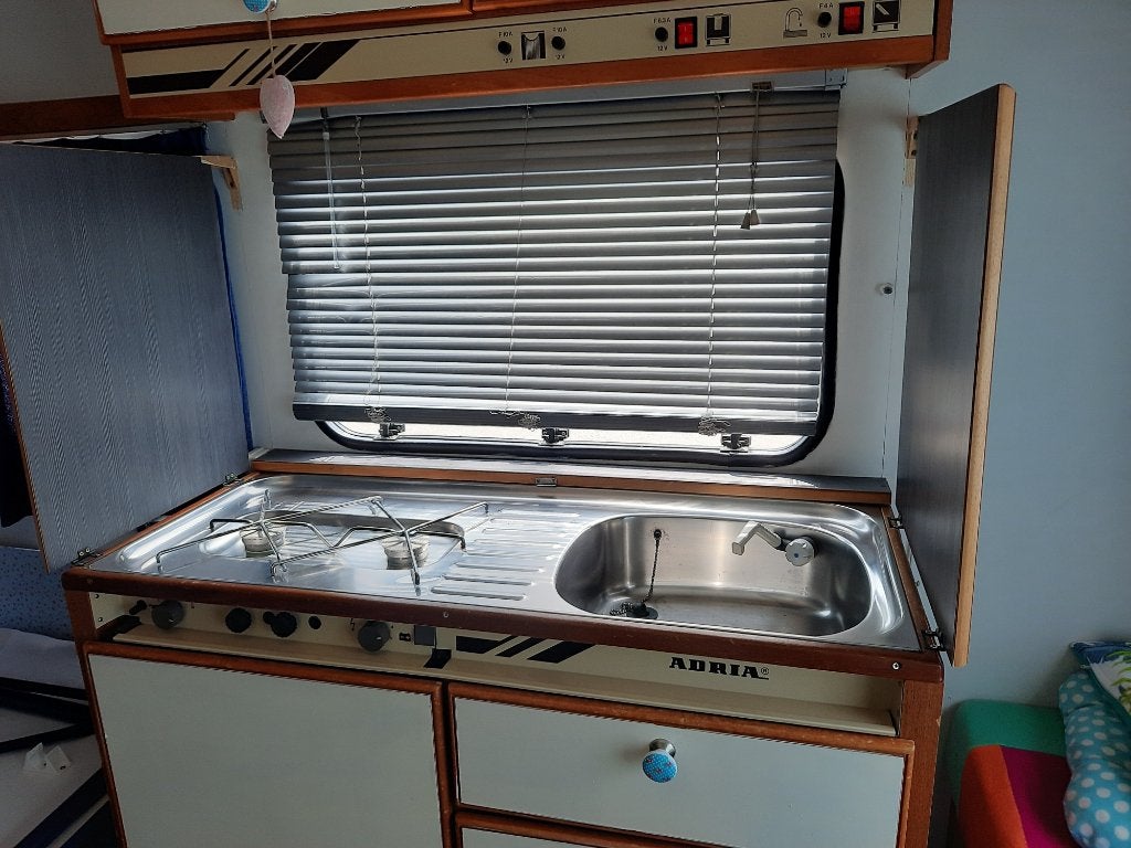 Te koop: Adria D2 caravan uit 1985, Caravans en Kamperen, Tot en met 2, 750 - 1000 kg, Adria, 4 tot 5 meter