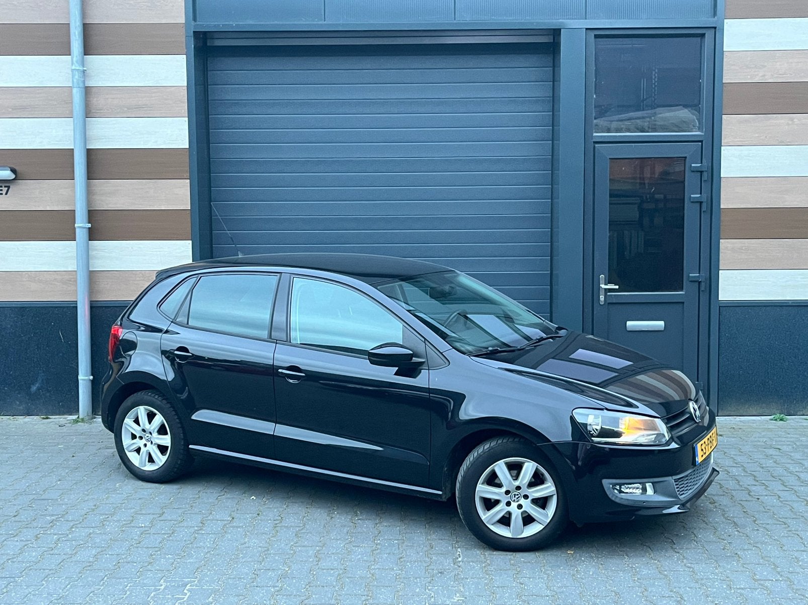 Volkswagen Polo 1.4 16V FSI 63KW 2011 Zwart -Cruise|Carplay, Voorwielaandrijving, 970 kg, Stof, 40 €/maand