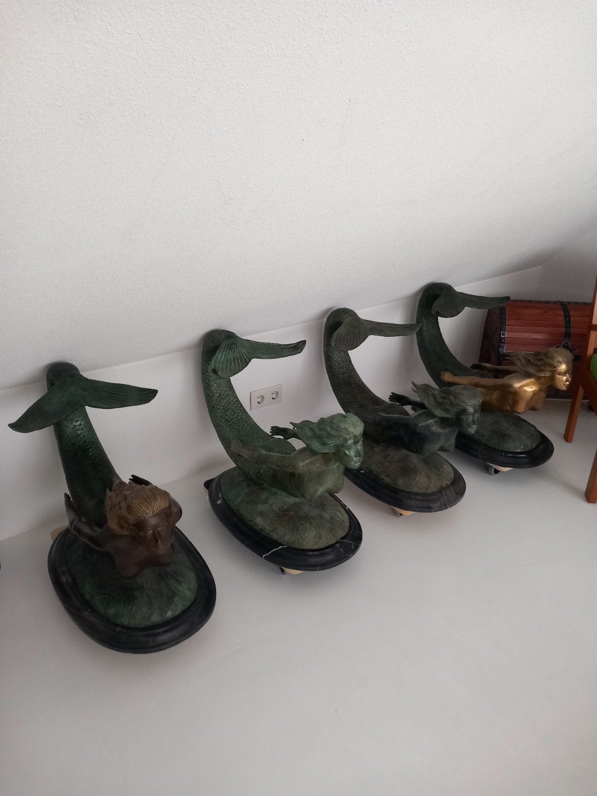 4 Bronzen Zeemeerminnen op Zwart Marmeren Voetstuk, Ophalen, 50 - 100 cm, Brons, Op sokkel
