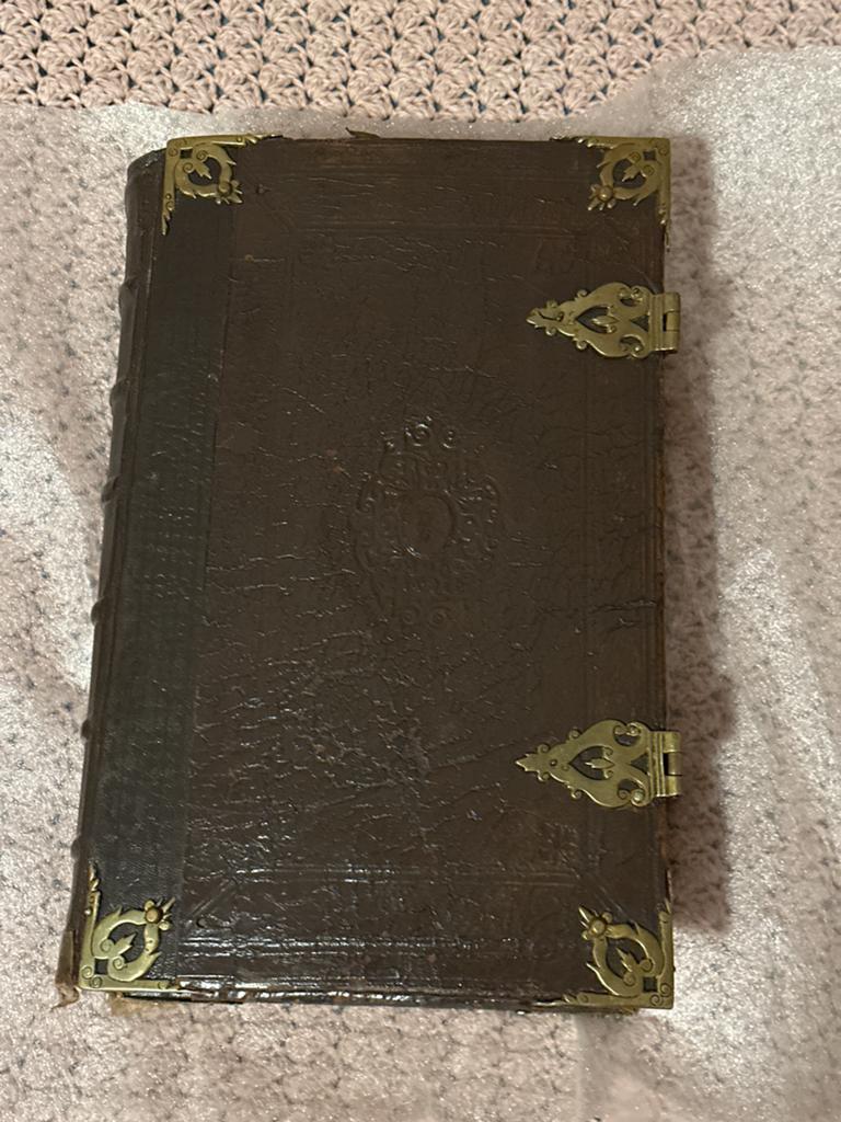 Zeldzame Statenbijbel met koperbeslag - Antiek Boek, Ophalen of Verzenden