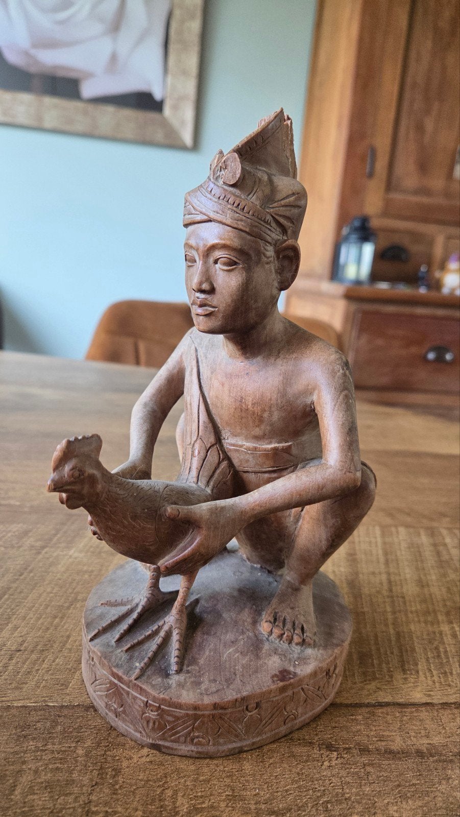 Houten beeld man met kip - decoratief beeldje, Ophalen, Minder dan 20 cm, Handgemaakt, Beeld
