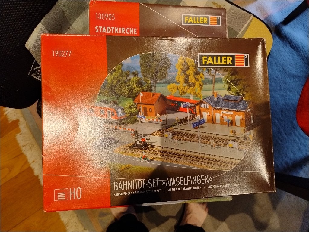 Faller 190277 – Bahnhof-Set “Amselfingen”, Overige merken, Gelijkstroom of Wisselstroom, Brug, Tunnel of Gebouw, Nieuw
