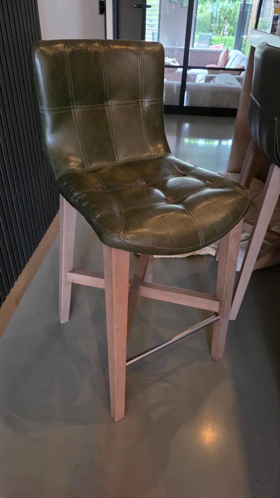 2 Barkrukken Groen Kunstleer met Massief Houten Onderstel, Ophalen, Gebruikt, 60 tot 90 cm, Hout