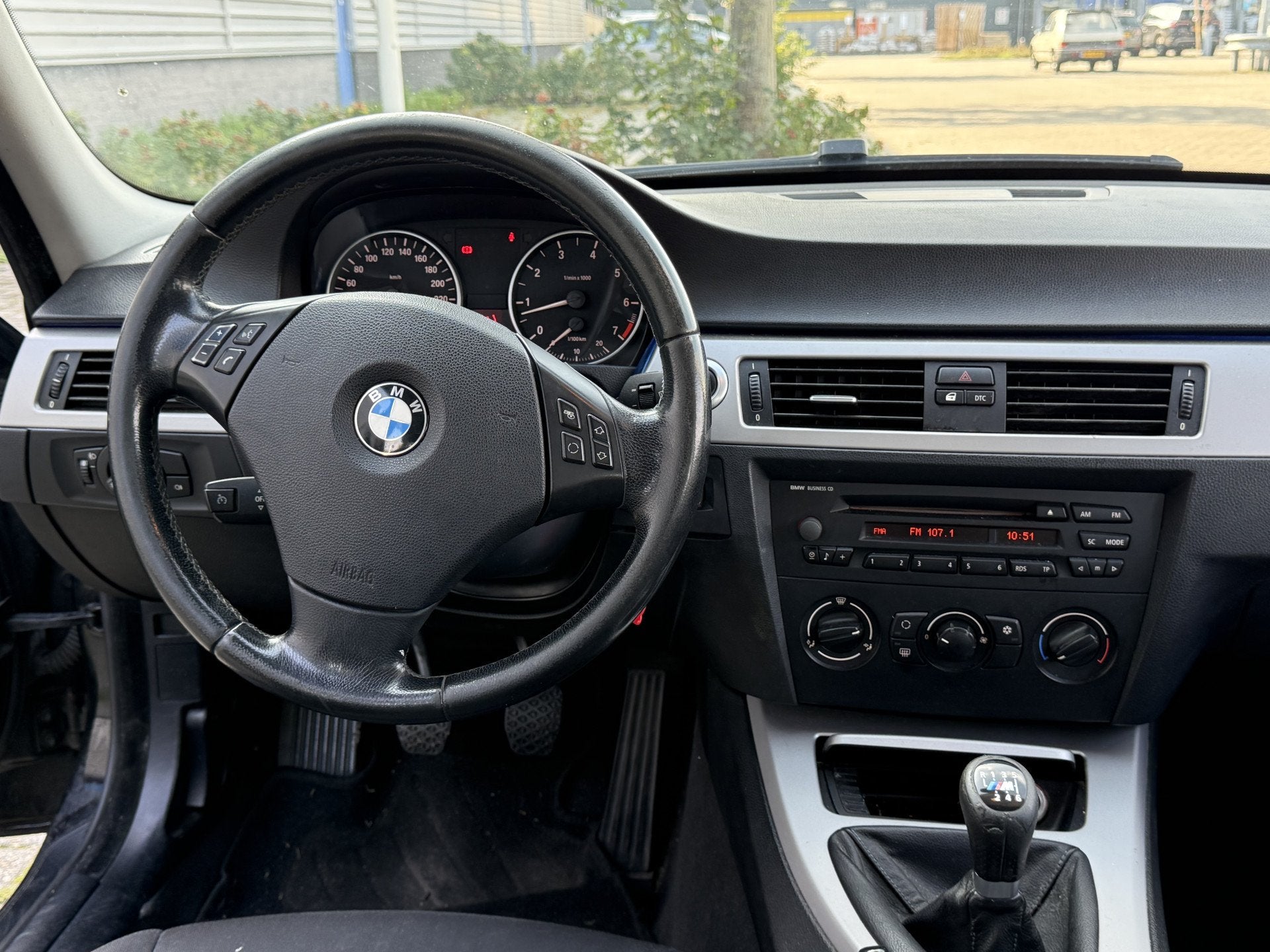 BMW 3 Serie 318i (INRUILKOOPJE) (bj 2006), Auto's, 4 cilinders, Zwart, Handgeschakeld, 1335 kg
