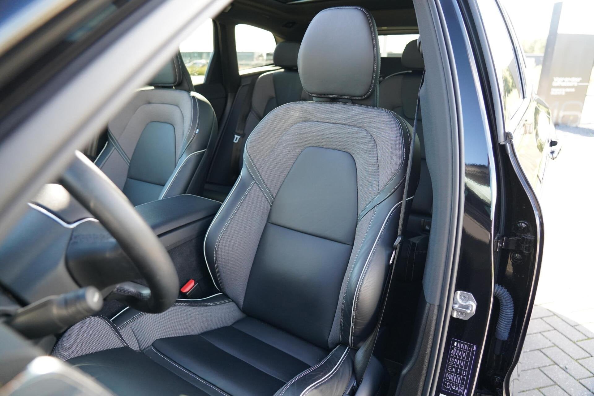 Volvo XC60 2.0 T8 Plug-in hybrid AWD Plus Dark Long Range |, Automaat, Dealer onderhouden, Gebruikt, 4 cilinders