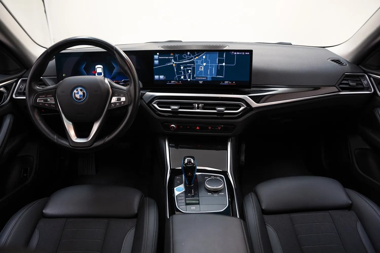Foto 4 van BMW i4 eDrive40 84 kWh [ Schuifdak Sportstoelen Stoelverwarm