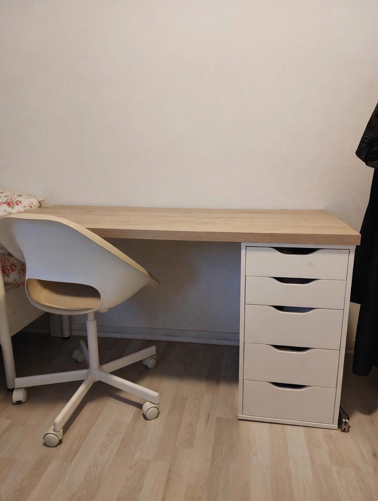 buro met stoel zeer netjes, Huis en Inrichting, Ophalen of Verzenden, Gebruikt, Beige, Bureaustoel