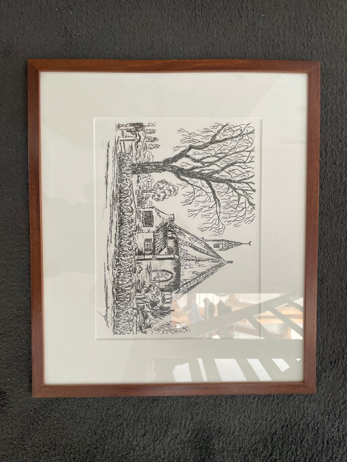 Ingelijste pentekening van een huis met boom, gesigneerd, Antiek en Kunst, Ophalen of Verzenden, Tekening, Pentekening, Gesigneerd