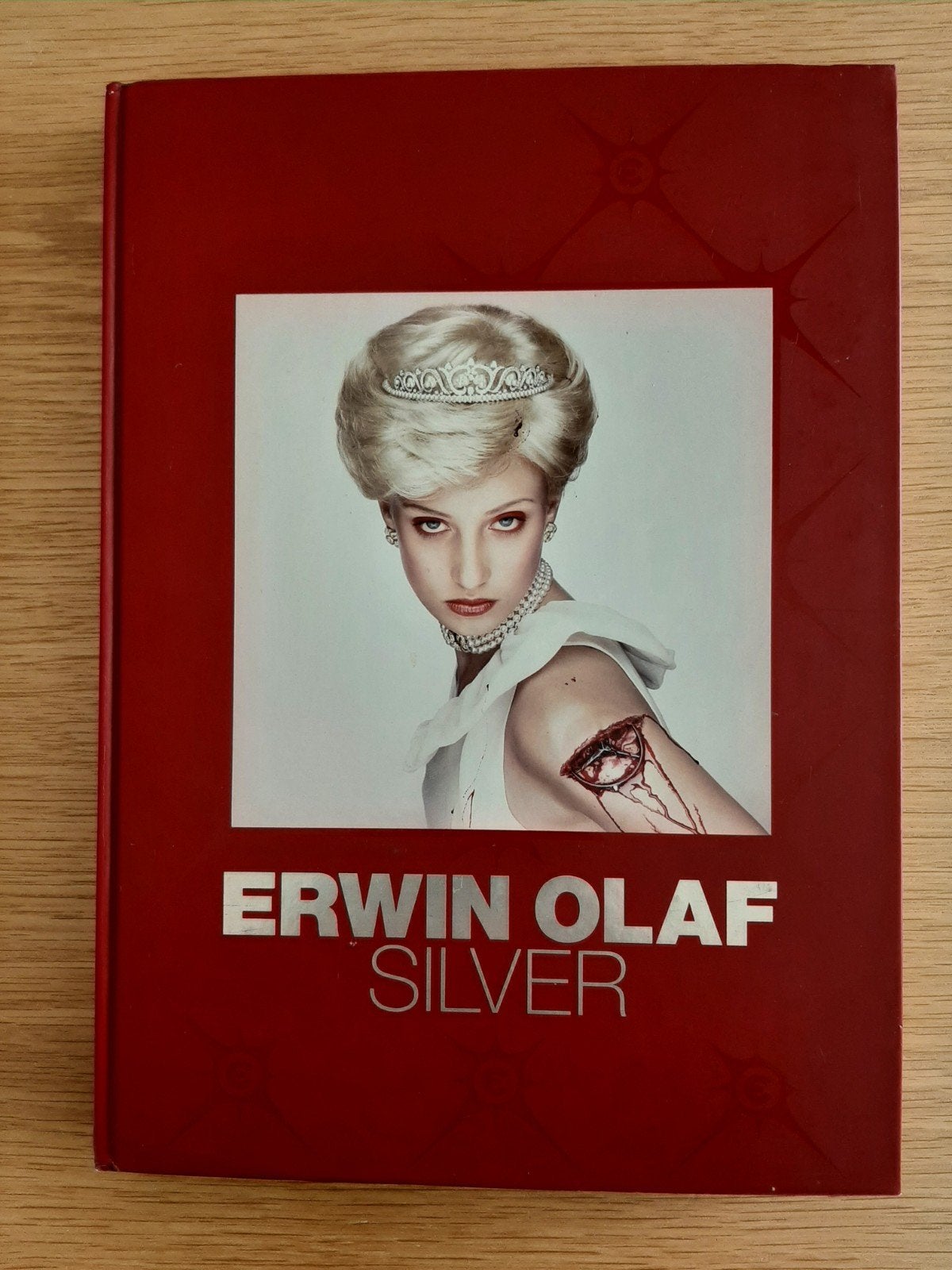 Erwin Olaf, Silver. 272 pag., Groninger Museum, Fotografen, Ophalen of Verzenden, Zo goed als nieuw, Erwin Olaf