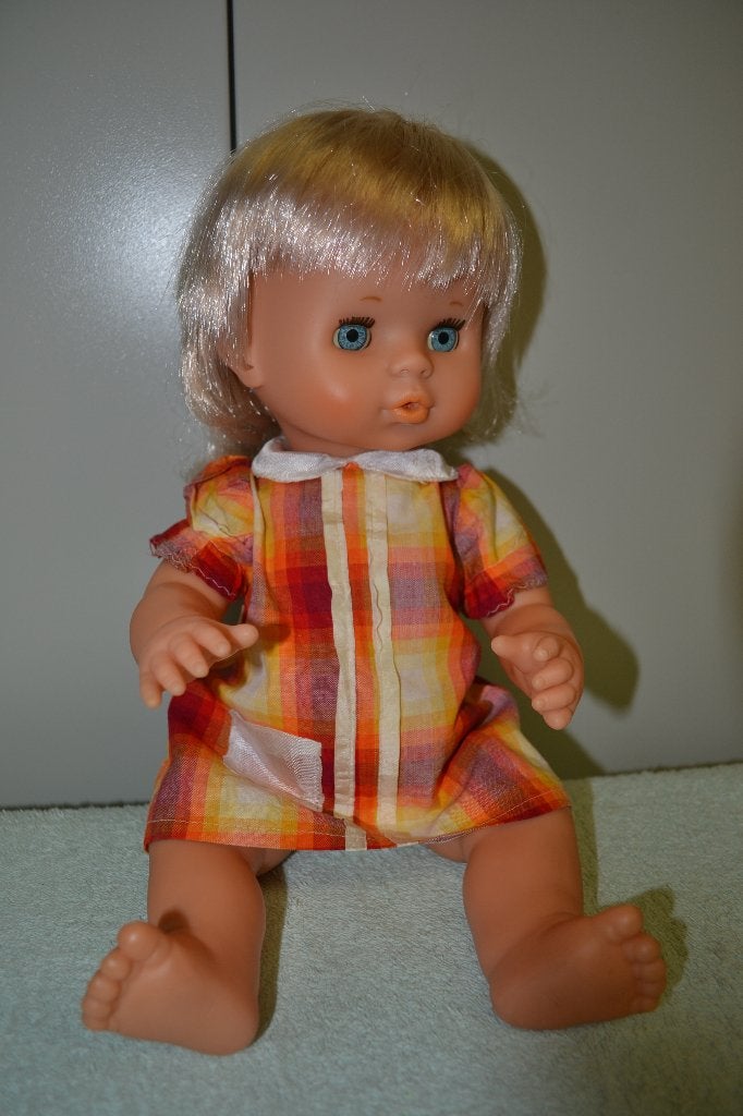Mooie famosa Nenuco pop met originele kleding NR 5663, Verzamelen, Poppen, Ophalen of Verzenden, Zo goed als nieuw, Pop