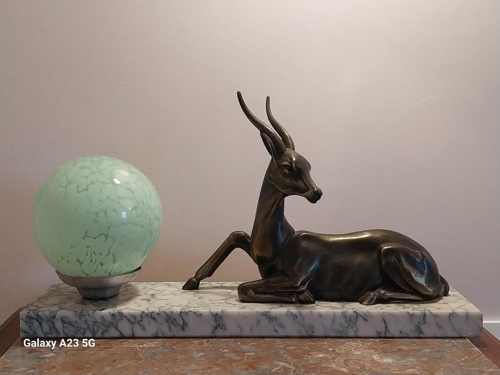 Art Deco tafellamp antilope met groene glazen bol op marmer, Ophalen of Verzenden