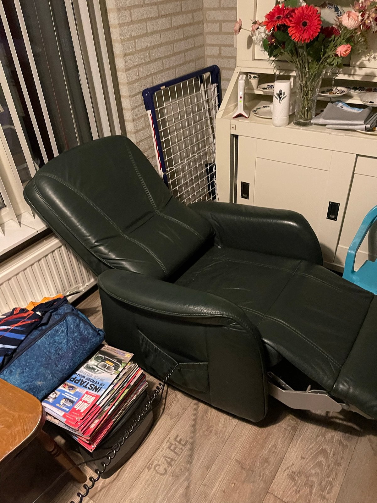 Comfortabele groene leren relaxfauteuil elektrische verst, Huis en Inrichting, Fauteuils, Ophalen, Minder dan 50 cm, Gebruikt
