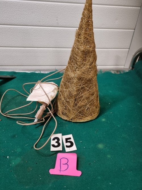 pyramide met verlichting goud kleurig [b35], Diversen, Kerst, Ophalen of Verzenden, 'T Olde Gre-j, Info@toldegrej.nl, Endepoelstraat 20f Didam