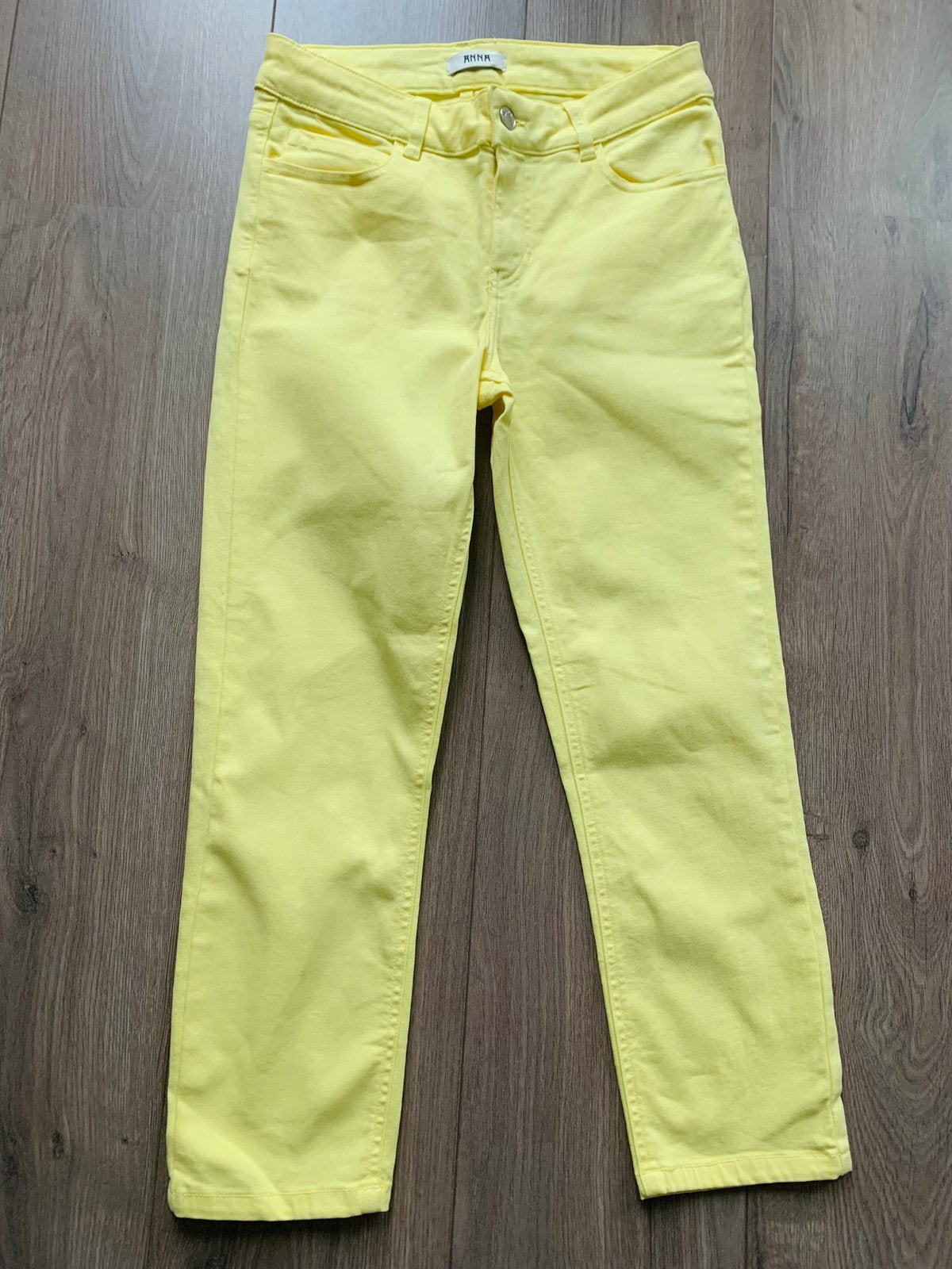 Gele 3/4 broek van het merk ANNA, maat 34, nieuw, Kleding | Dames, Ophalen, Geel, Nieuw, Driekwart