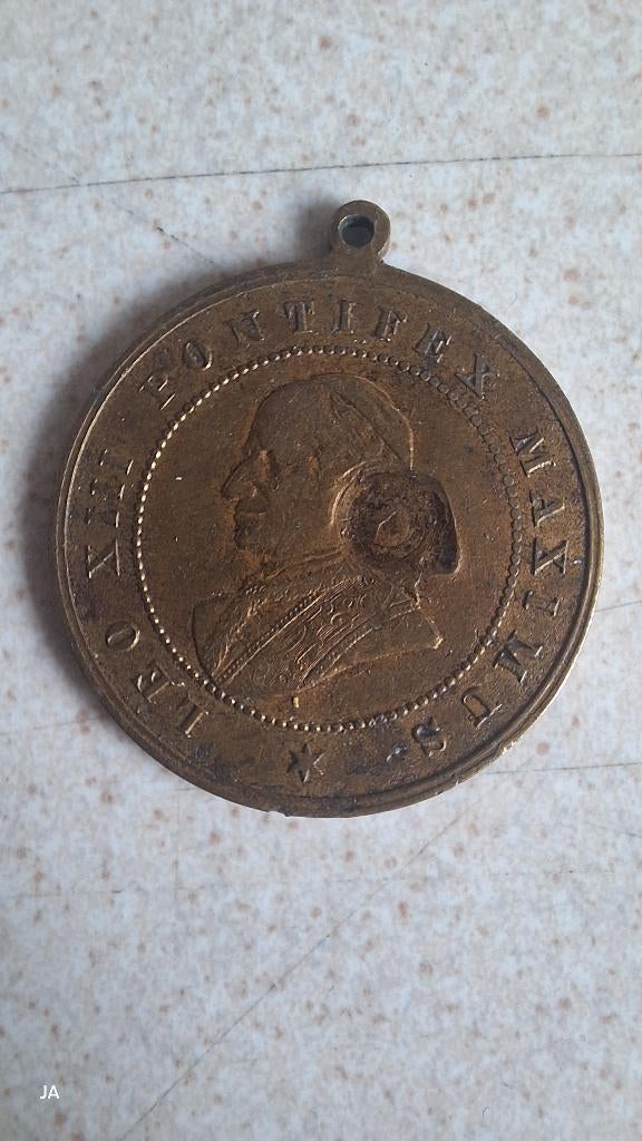 penning Paus leo XIII 1885 met kogelinslag, Postzegels en Munten, Penningen en Medailles, Ophalen of Verzenden, Overige materialen