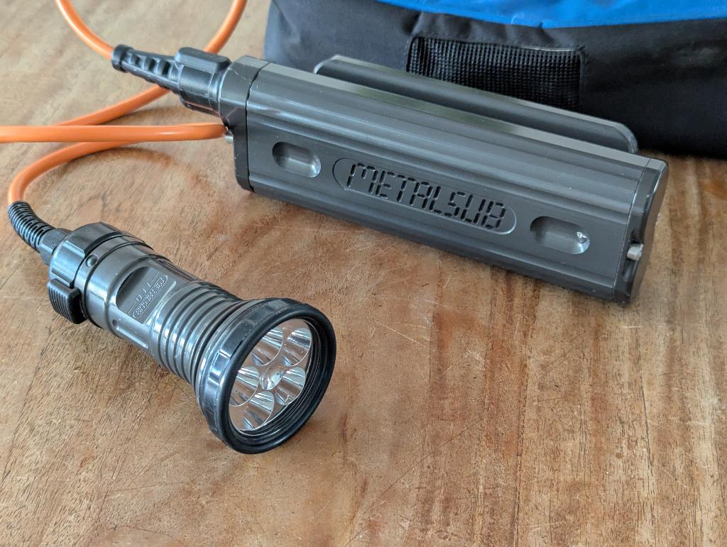 Metalsub LED kabellamp 2400 lumen met accu 4Ah, Watersport en Boten, Duiken, Ophalen of Verzenden, Gebruikt, Duiklamp
