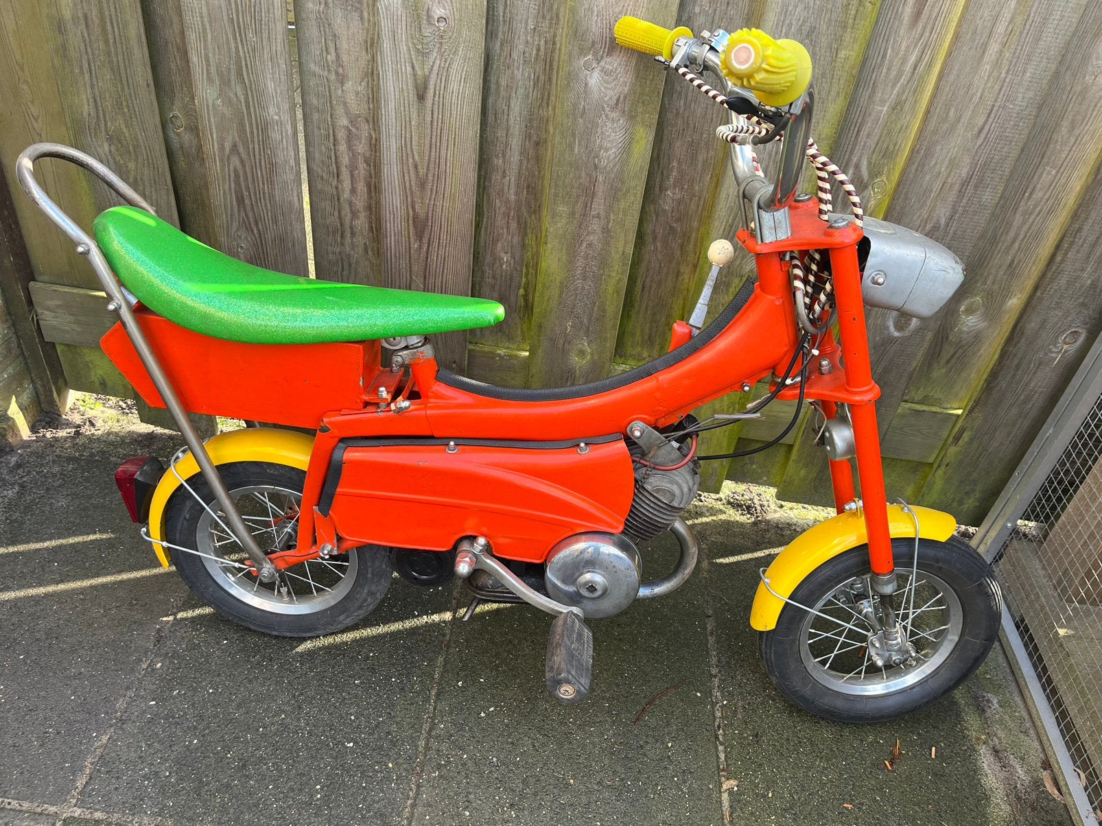 Oldtimer mini / retro vintage brommertje ( loopt nu niet ), Fietsen en Brommers, Brommers | Oldtimers, Ophalen, Overige merken