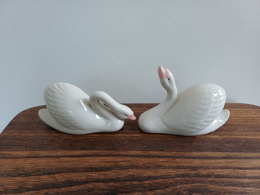 Beeldjes crèmekleurige zwaantjes, Ophalen of Verzenden, Zo goed als nieuw, Dier