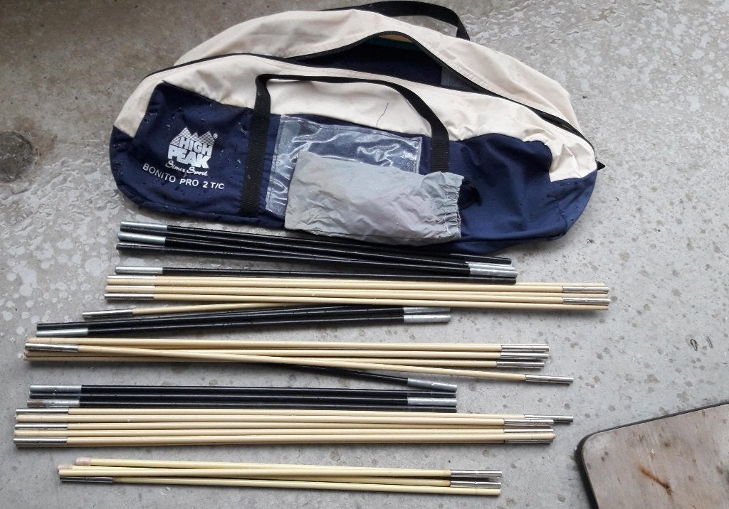 TKA TENTSTOKKEN 2 SETS MET HARINGEN IN OPBERGTAS, Ophalen of Verzenden, Zo goed als nieuw