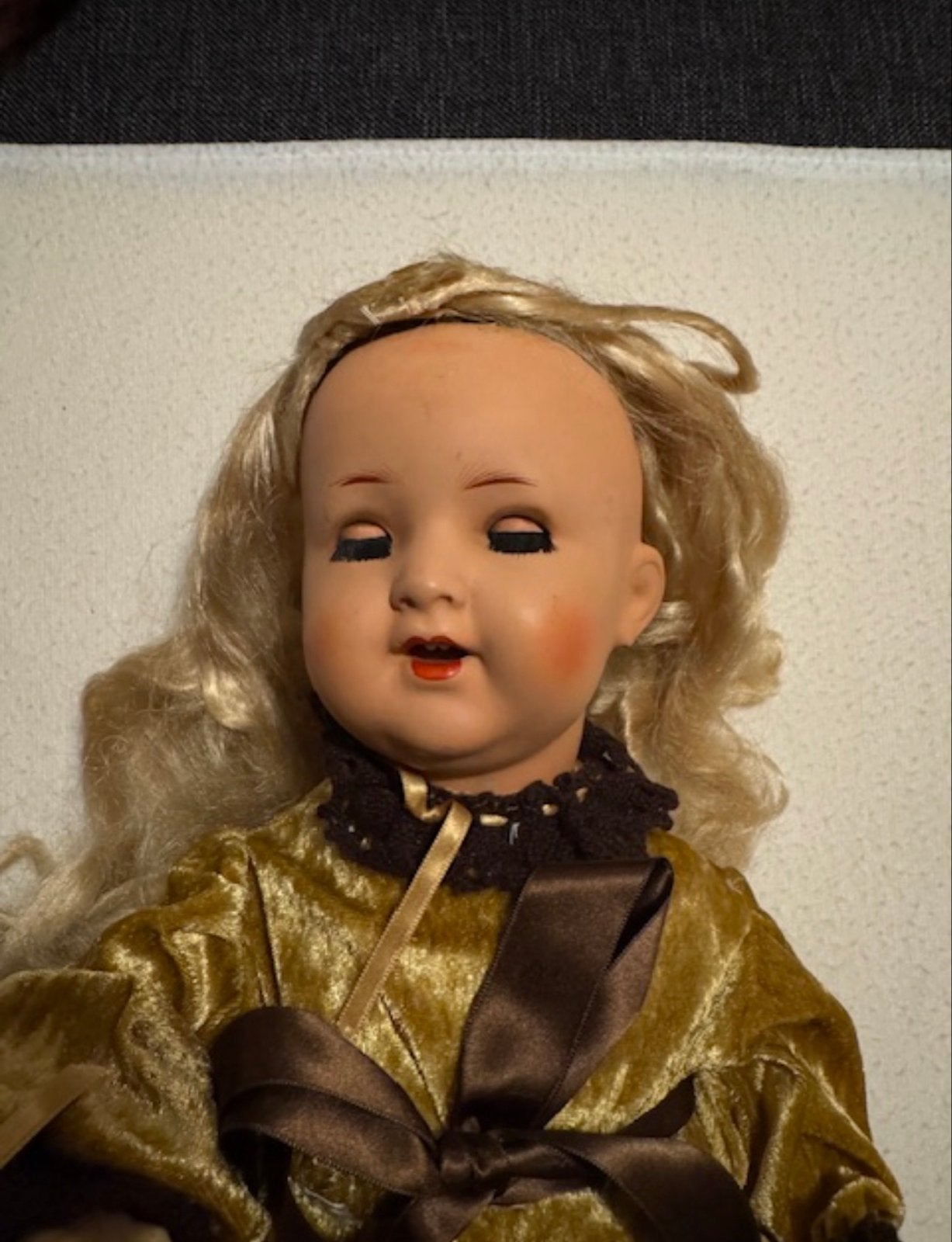 Schildkröt Vintage Duitse pop met slaapogen en gouden jurk, Ophalen, Gebruikt, Pop