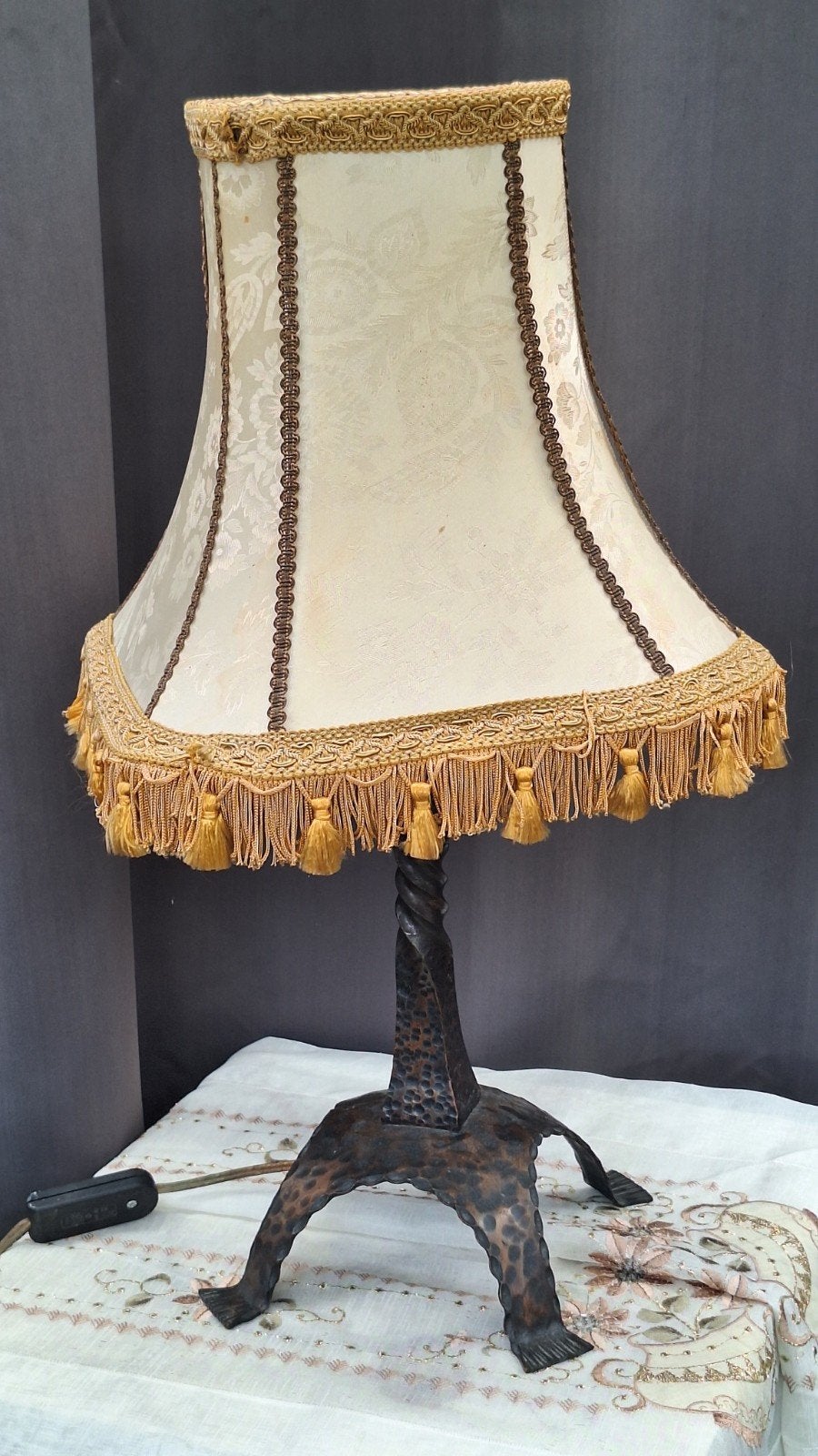 Vintage tafellamp met sierlijke kap en metalen voet, Ophalen