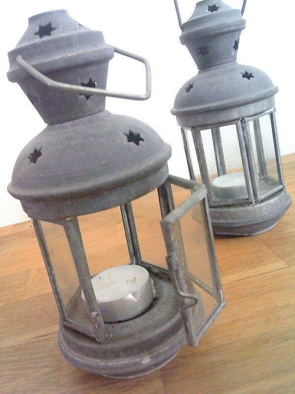 2 metalen lantaarntjes grijs metaal met glas, Huis en Inrichting, Woonaccessoires | Kandelaars en Kaarsen, Ophalen of Verzenden