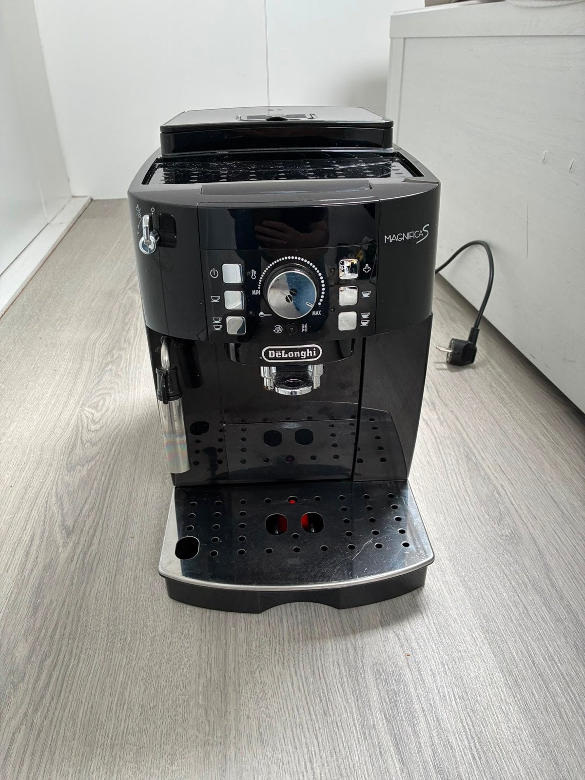 De'Longhi Magnifica S ECAM 22.110.B Koffiemachine, Ophalen, Afneembaar waterreservoir, 10 kopjes of meer, Koffiemachine