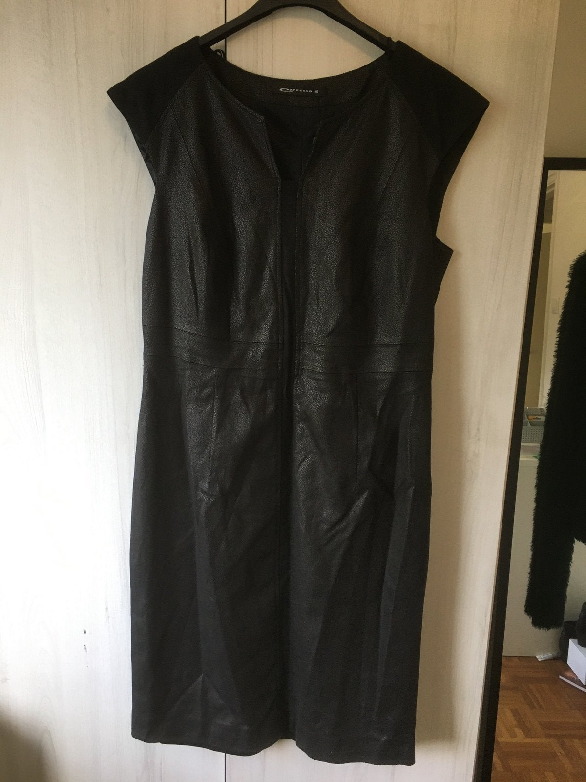 Nieuwe zwarte (coating) Expresso jurk, maat 40., Kleding | Dames, Jurken, Ophalen of Verzenden, Nieuw, Maat 38/40 (M), Zwart