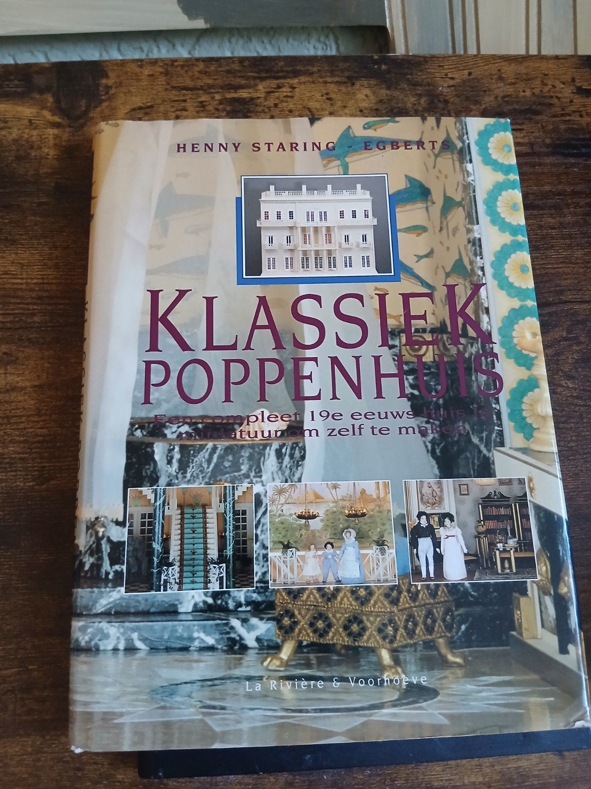 Klassiek Poppenhuis een compleet 19e eeuws huis in miniatuur, Zo goed als nieuw, Poppen maken, Henny Staring - Egberts, Ophalen of Verzenden