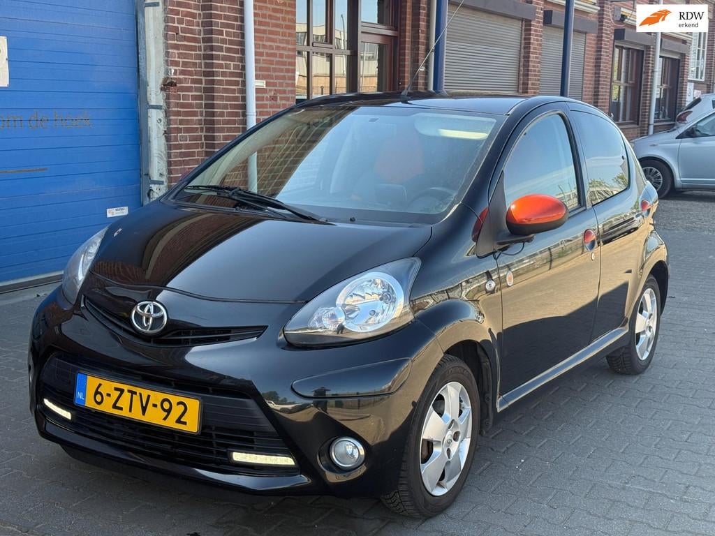 Toyota Aygo 1.0 VVT-i Dynamic Orange NAVIGATOR INCL GROTE BE, Euro 5, 4 stoelen, Bedrijf, Geïmporteerd