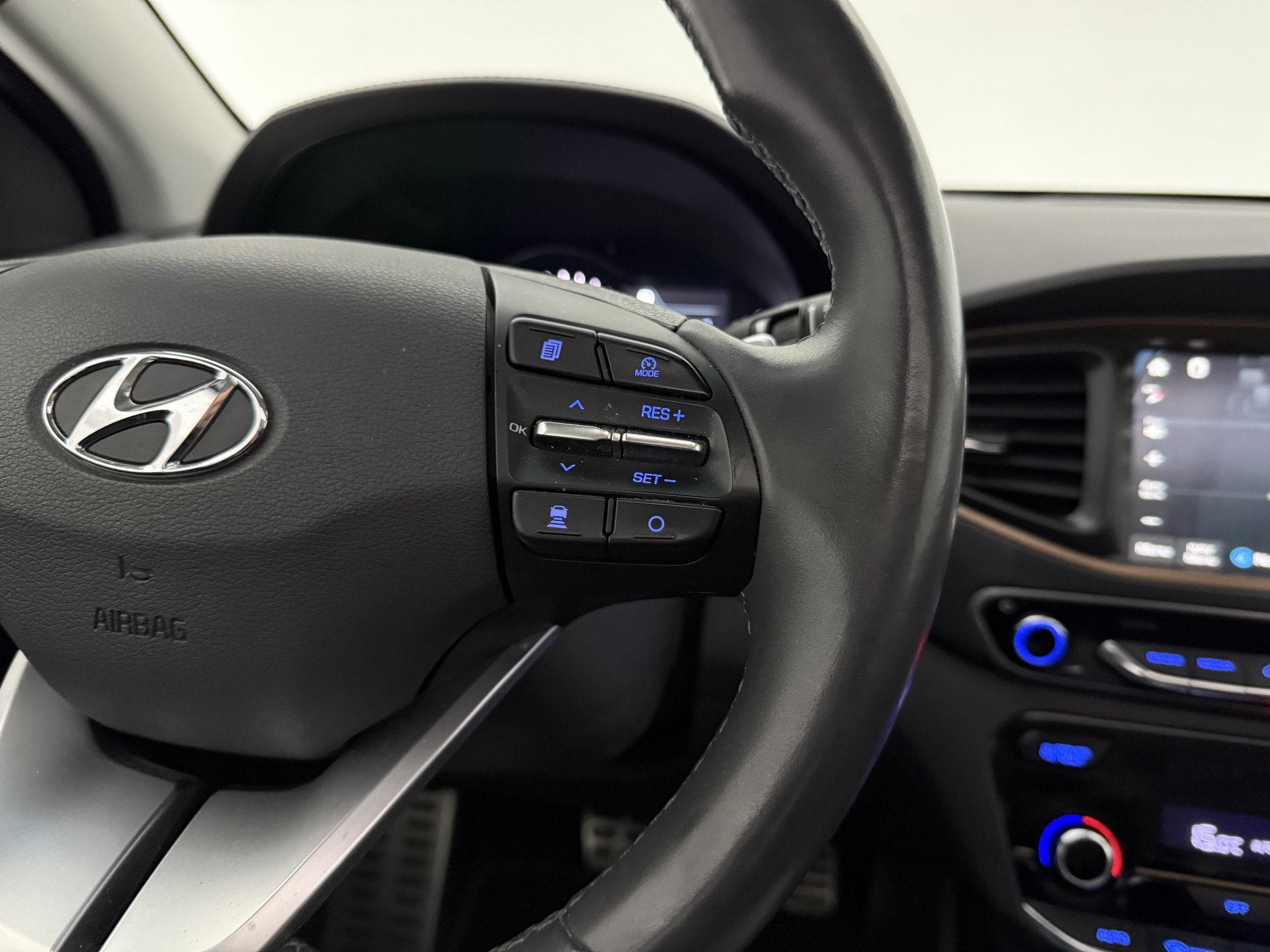 Foto 26 van Hyundai IONIQ Premium EV | Snelladen | SOH 87% | Pano | Stoe