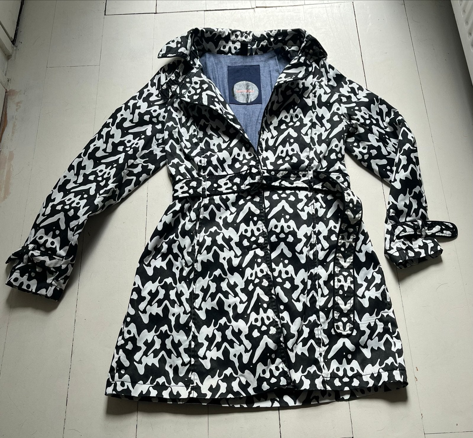 SPOOM Zwart-witte Trenchcoat Maat L, Ophalen of Verzenden, Zo goed als nieuw, Maat 42/44 (L), Zwart