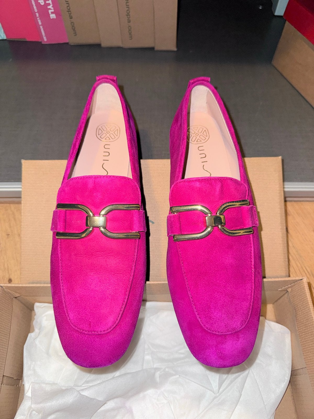 Nieuwe fuchsia/paarse suède instappers in doos, Kleding | Dames, Overige kleuren, Instappers, Nieuw, Ophalen of Verzenden