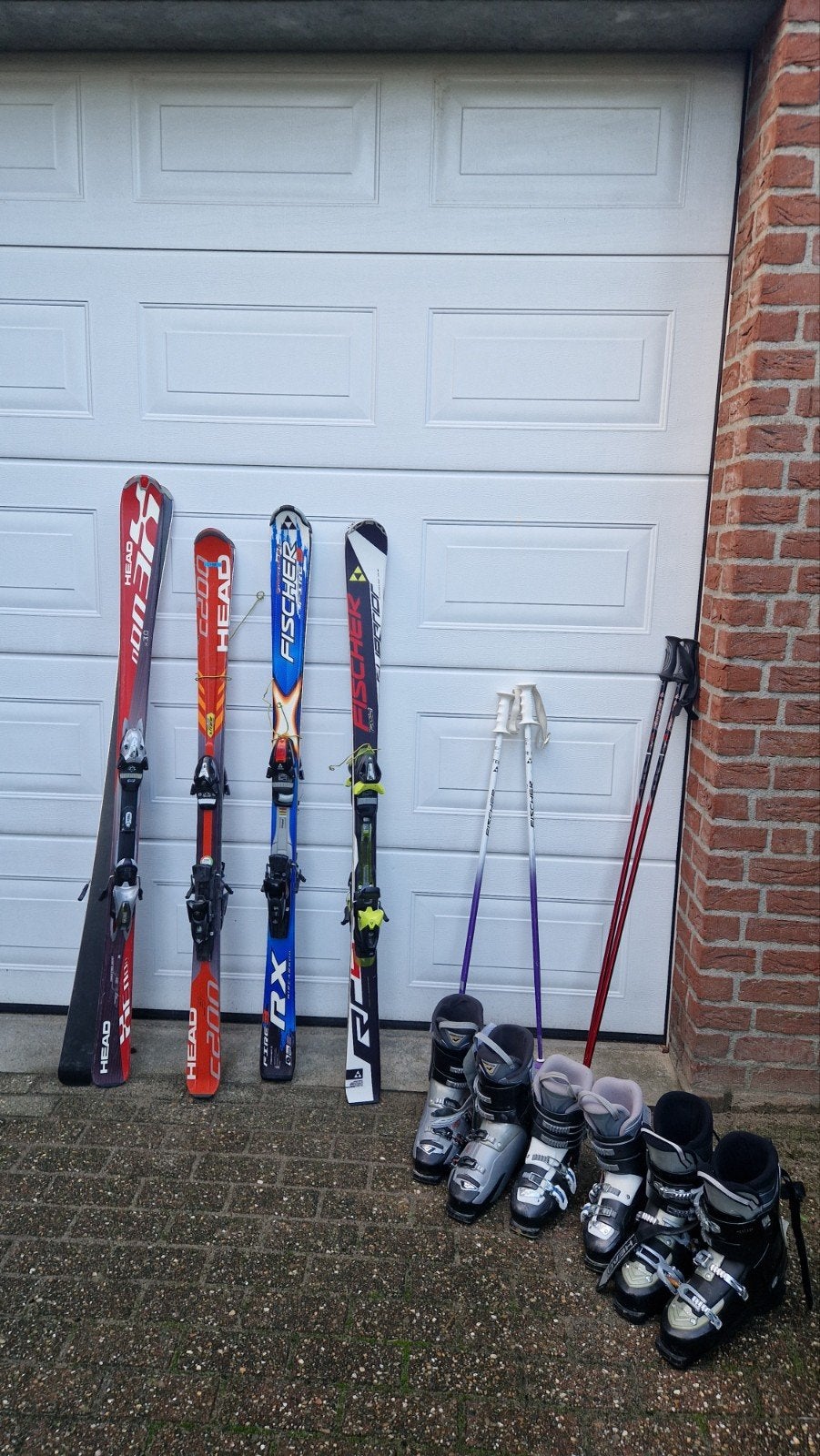 partij van 4 paar ski's, 3 paar schoenen, 2 paar ski stokke, Ophalen, 140 tot 160 cm, Carve, Skiën