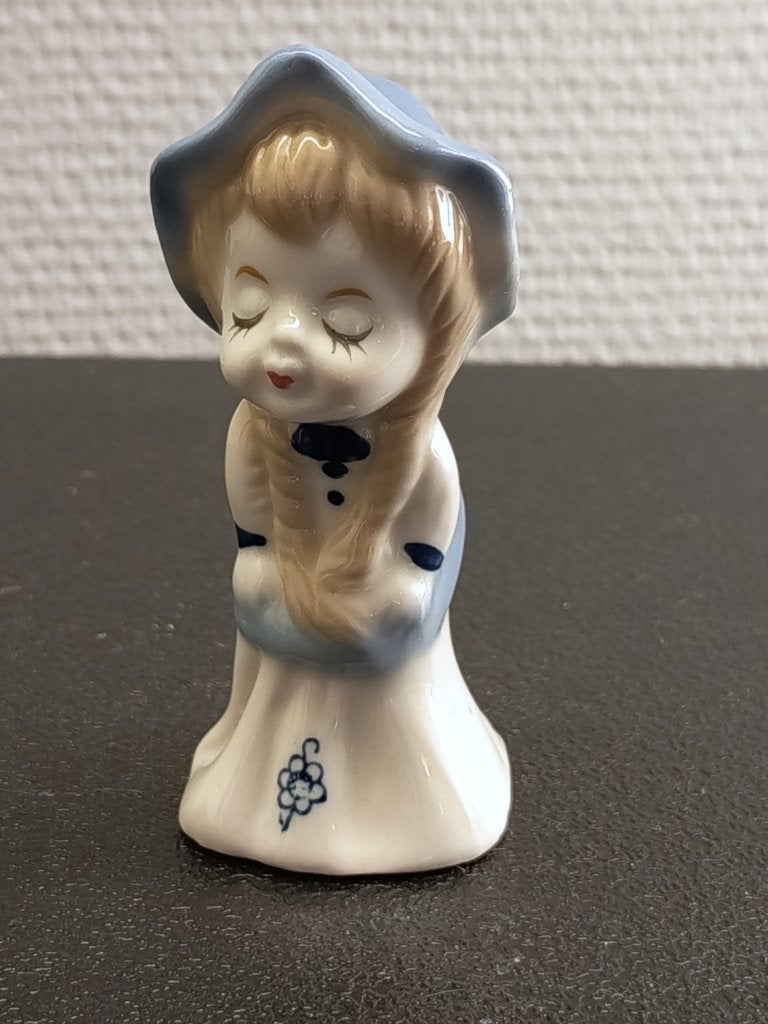 Vintage porseleinen beeldje kussend meisje blauw wit hoed, Ophalen of Verzenden, Zo goed als nieuw, Mens