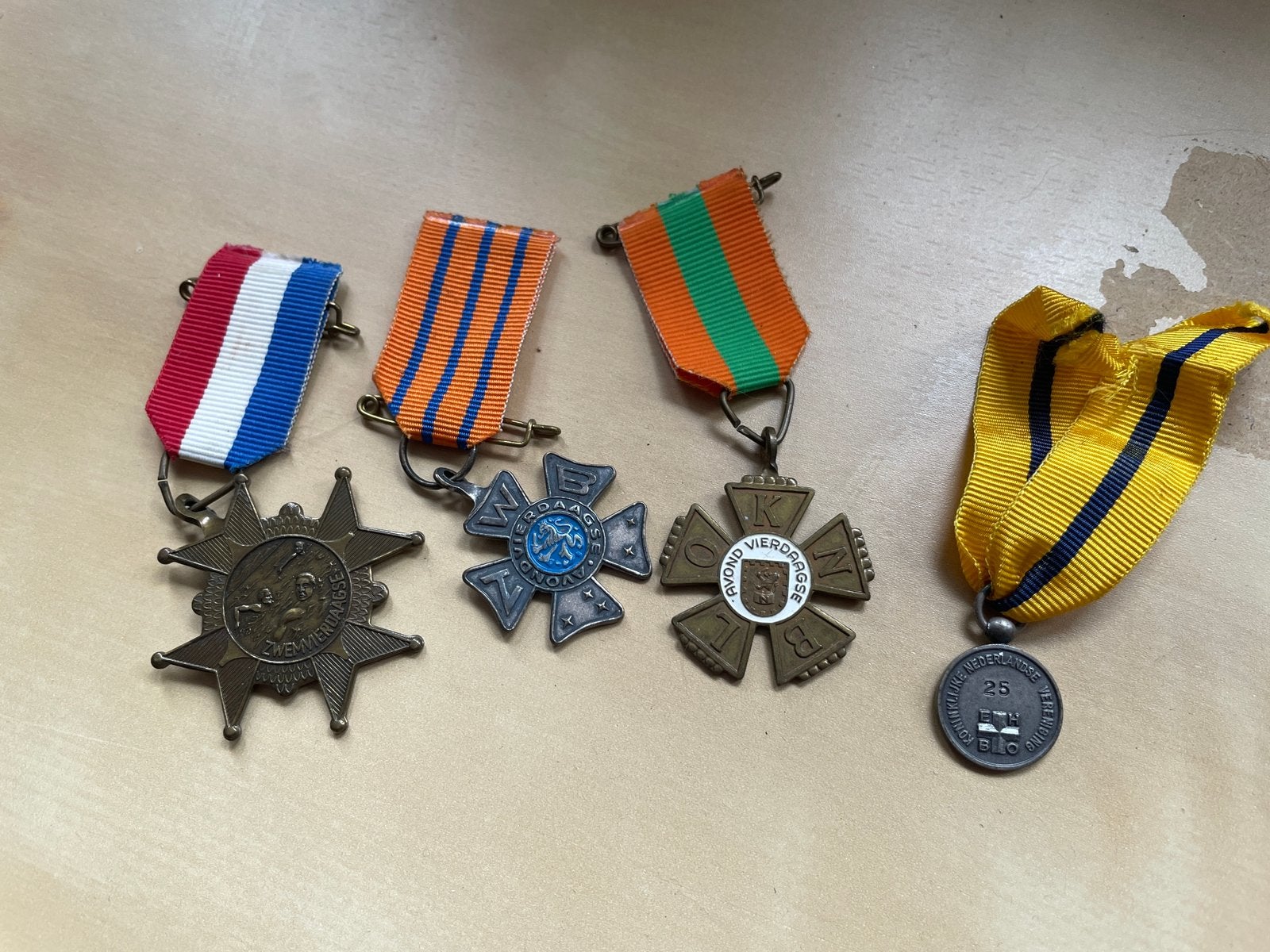 4 medailles, Ophalen of Verzenden, Zo goed als nieuw, Overige onderwerpen, Speldje of Pin