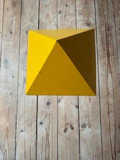 Piramide. Hardboard. 32x32 en 30 cm hoog, Ophalen of Verzenden, Gebruikt