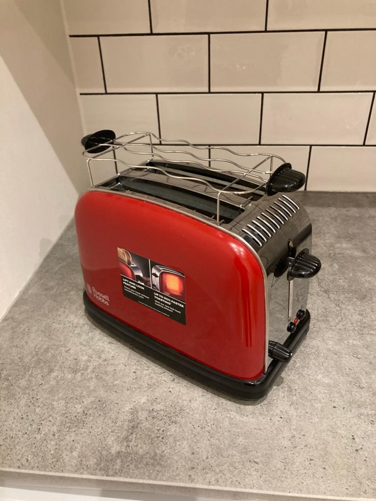 Russell Hobbs Broodrooster Rood - Zo goed als nieuw, Witgoed en Apparatuur, Broodroosters, Zo goed als nieuw, Uitneembare kruimellade