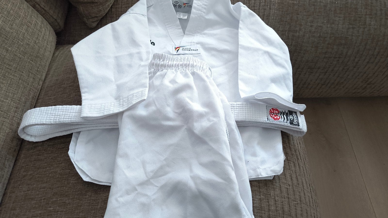 Daedo Taekwondo pak met witte band - Zo goed als nieuw, Taekwondo, Maat XS of kleiner, Vechtsportpak, Ophalen of Verzenden
