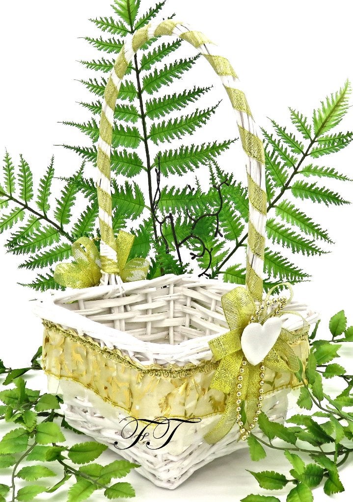 Prachtige witte rieten bloemenmandje met gouden versiering., Ophalen of Verzenden, Nieuw, Feestartikel, Geboorte of Huwelijk