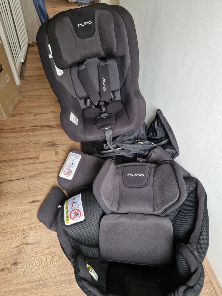 Nuna Rebl Plus met extra hoes en verkleiner, Zo goed als nieuw, Isofix, 0 t/m 13 kg, Slaapstand