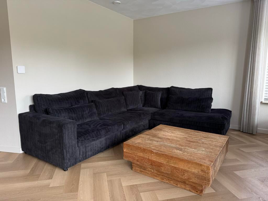 Grote zwarte ribstof hoekbank, Huis en Inrichting, Banken | Bankstellen, Ophalen, 100 tot 125 cm, Hoekbank, 300 cm of meer