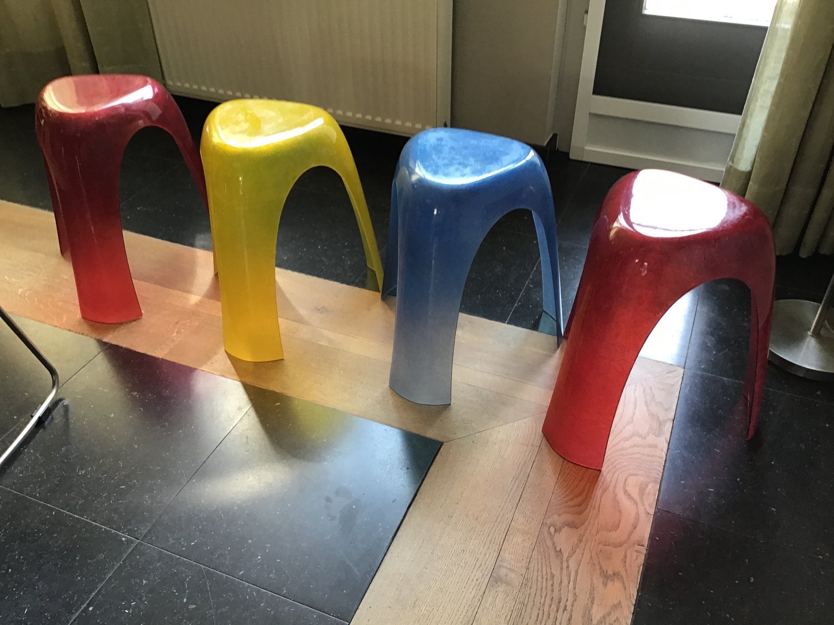 “POLS POTTEN” VINTAGE 3+4 poot KRUK IN DE KLEUREN ROOD+BLAUW, Huis en Inrichting, Krukjes, Ophalen