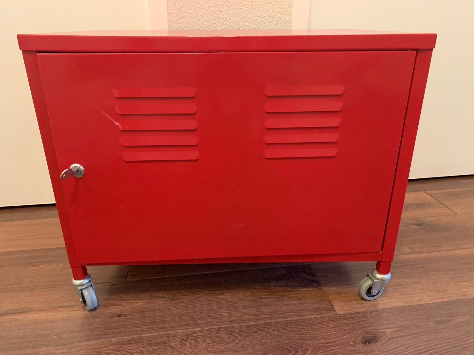 Rode metalen locker kast op wielen met slot, Huis en Inrichting, Ophalen, Gebruikt