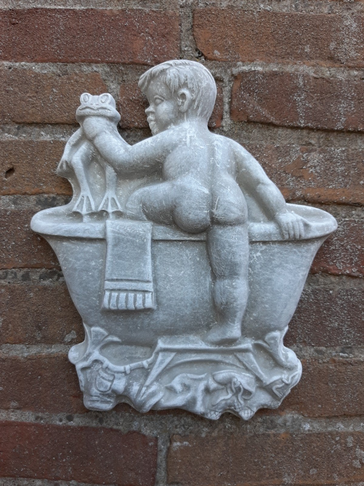 Kind in bad wanddecoratie betonnen beeld tuinbeeld beton, Ophalen of Verzenden