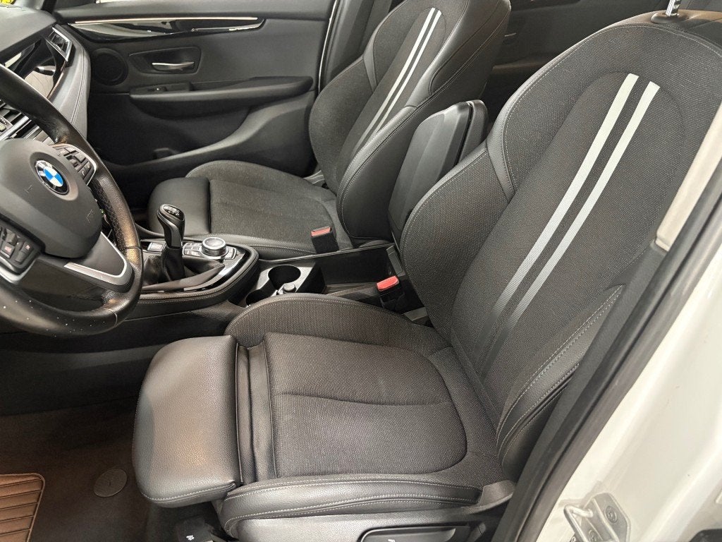 BMW 2 Serie 216I HIGH EXE ECC Airco Navigatie Afn. Trekhaak, Voorwielaandrijving, Dealer onderhouden, 730 kg, Gebruikt