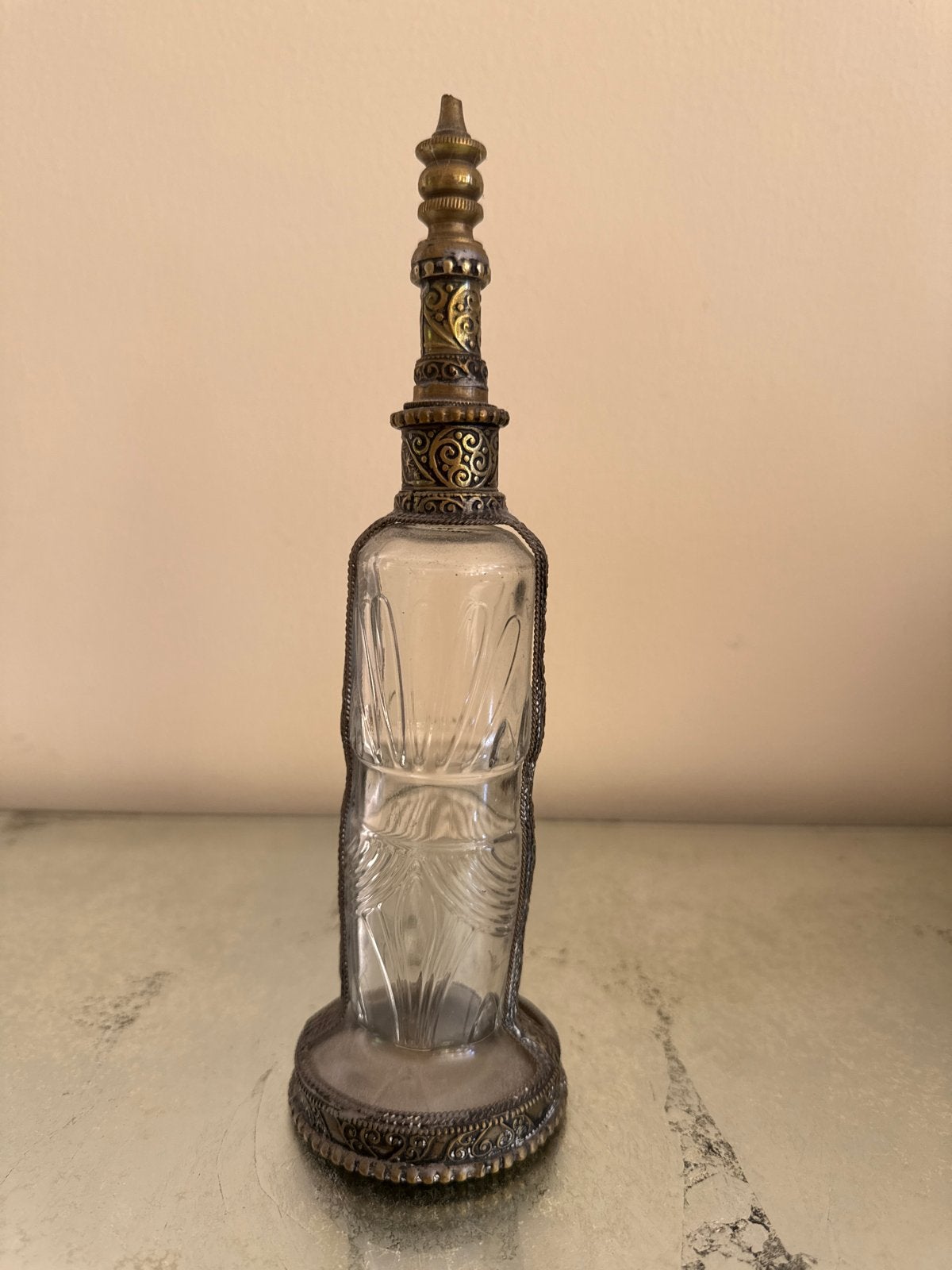 Antiek parfumflesje met zilveren bewerkte snuit en houder, Antiek en Kunst, Ophalen of Verzenden