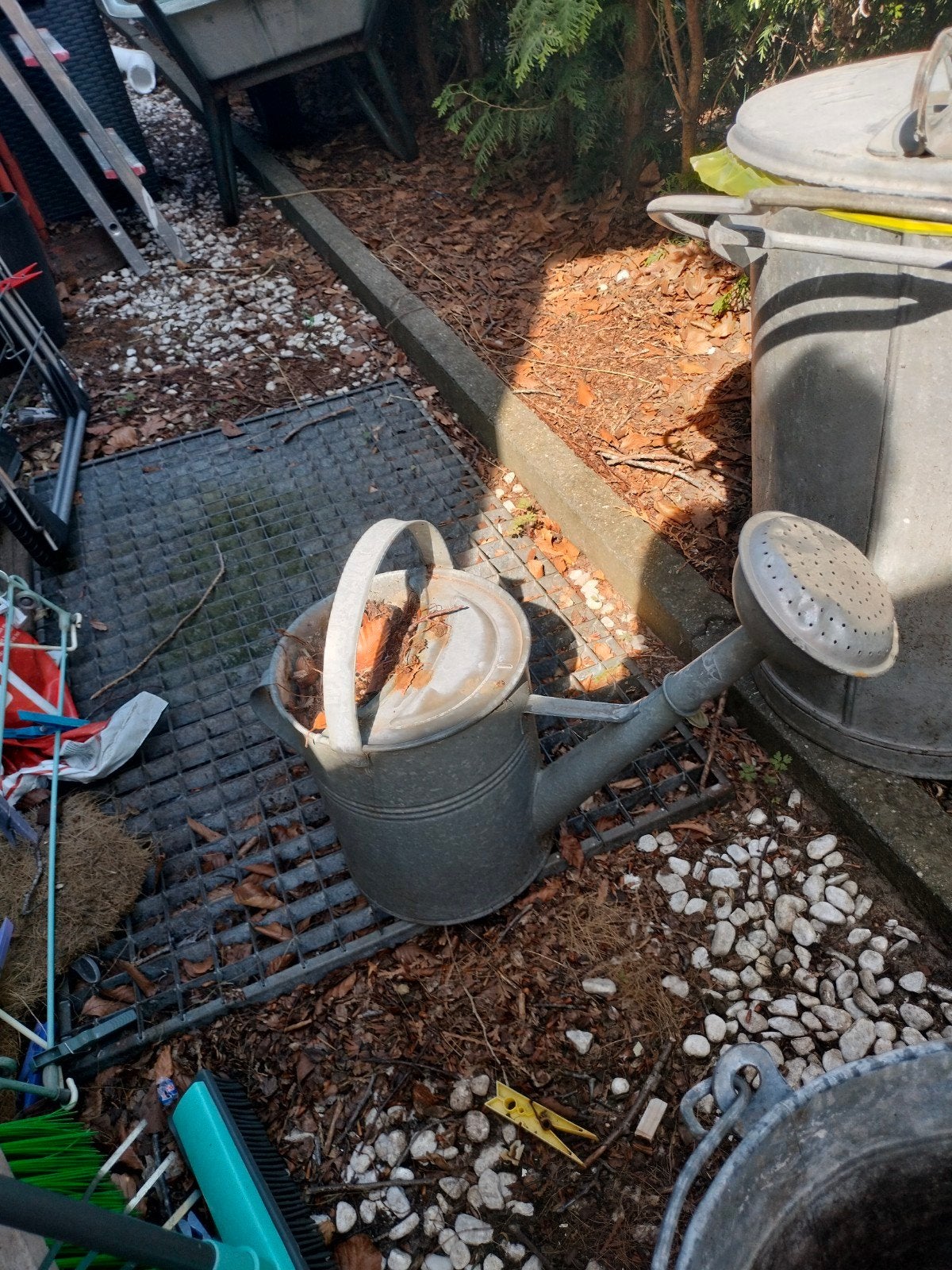 Ijzeren vuilnisbak+ emmers en gieter, Ophalen, Gebruikt
