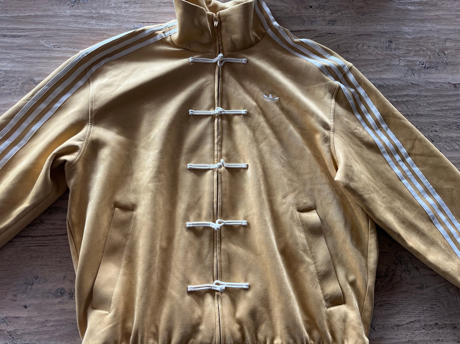 trainingsjack Adidas goudkleurig met Chinese sluiting, Kleding | Dames, Ophalen of Verzenden, Zo goed als nieuw, Maat 46/48 (XL) of groter